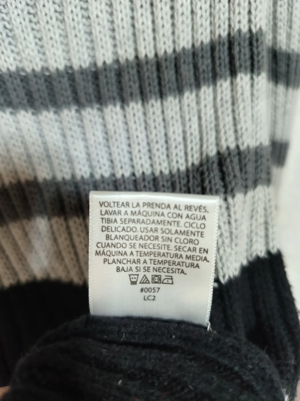 Faded Glory Ribbed V-Neck Striped Sweater - Gray & Black                  S 18